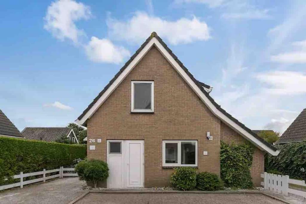Huebsches Ferienhaus In Ouddorp - Fusslaeufig Zum Strand Und Zentrum Bagian luar foto