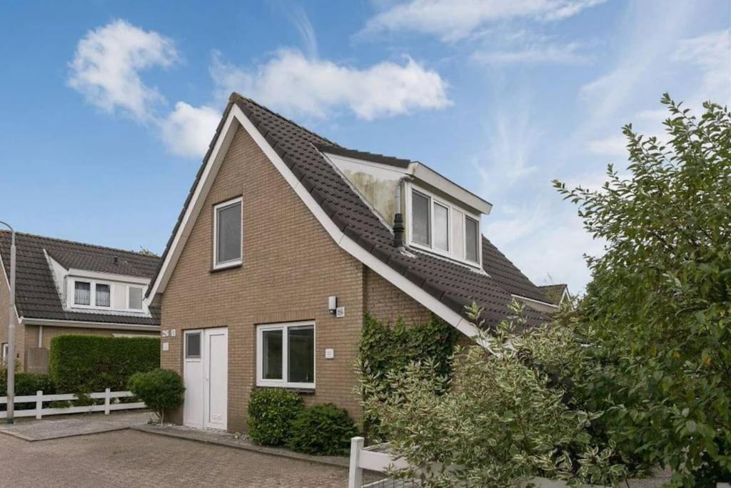 Huebsches Ferienhaus In Ouddorp - Fusslaeufig Zum Strand Und Zentrum Bagian luar foto