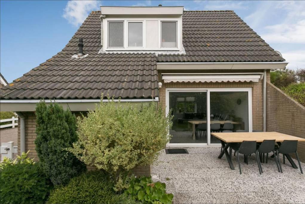 Huebsches Ferienhaus In Ouddorp - Fusslaeufig Zum Strand Und Zentrum Bagian luar foto